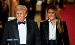 Ảnh ông Trump nắm chặt tay Đệ nhất phu nhân Mỹ gây sốt