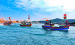 Từng đoàn tàu của ngư dân Sa Huỳnh nối đuôi rẽ sóng ra khơi đầu năm mới