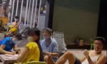 Khi lực lượng chức năng bố trí 1 bàn riêng để 4 người này ghi biên bản, một người trong nhóm đã tháo khẩu trang và châm thuốc hút, gác chân lên ghế, một người lên giọng: “Cao lắm nhiêu đây 50 triệu” và văng tục.