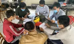 Nhóm người đang khai báo y tế tại chốt kiểm dịch trên quốc lộ 1A phía Nam tỉnh Bình Thuận. Ảnh: CTV.