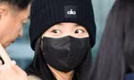 Jisoo trùm kín mặt sau tin rời BlackPink