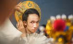 Nổi tiếng trên mạng, chàng trai đội mấn, cài trâm Hạ Nắng cháy hết mình với cải lương