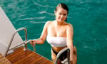 Selena Gomez cùng vợ chồng Brooklyn Beckham mở tiệc bikini