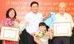 Đôi vợ chồng cùng nhận Huy hiệu 40 năm tuổi Đảng dịp sinh nhật Bác