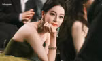 Địch Lệ Nhiệt Ba bị chê giả tạo