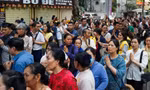 Hàng triệu người đổ về chùa Quán Sứ 