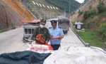 Lực lượng Biên phòng, Hải Quan làm thủ tục xuất khẩu quả vải tươi sang Trung Quốc .Ảnh: Duy Chiến 