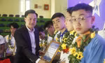 Anh Trần Văn Đăng, Phó Bí thư Tỉnh Đoàn Bắc Ninh trao danh hiệu "Sinh viên 5 tốt"