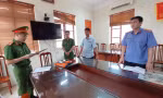 Cơ quan Cảnh sát điều tra Công an tỉnh Bắc Giang thực hiện các thủ tục tố tụng đối với bị can Thái Văn Vĩnh (thứ 2 từ phải sang).