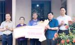 Bí thư Tỉnh ủy Bắc Giang Dương Văn Thái (thứ 2 bên phải) động viên gia đình Nguyễn Thị Oanh.