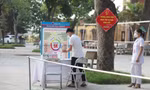Thí sinh tỉnh Bắc Giang rửa tay sát khuẩn trước khi vào phòng thi