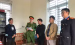 Nguyễn Mạnh Tuân (ngoài cùng bên trái) bị Công an Bắc Giang bắt giữ