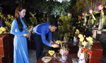 Phó Bí thư Tỉnh Đoàn Bắc Ninh Nguyễn Bảo Đại và Bí thư Thành Đoàn Bắc Ninh Trần Thu Hà thắp hương tưởng nhớ các anh hùng liệt sĩ. Ảnh: Nghuyễn Thắng.