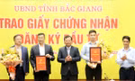 Phó Chủ tịch UBND tỉnh Bắc Giang Phan Thế Tuấn trao giấy chứng nhận đầu tư cho 2 dự án.