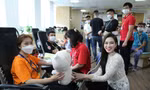 Hoa hậu Đỗ Thị Hà động viên người tham gia hiến máu
