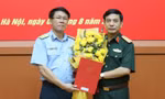 Thừa ủy quyền của Chủ tịch nước Nguyễn Xuân Phúc, Đại tướng Phan Văn Giang, Phó Bí thư Quân ủy Trung ương, Bộ trưởng Bộ Quốc phòng trao quyết định thăng quân hàm từ Thiếu tướng lên Trung tướng cho Quyền Tư lệnh Vũ Văn Kha (bên trái ảnh).