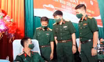 Lãnh đạo Ban Thanh niên Quân đội và Bệnh viện T.Ư Quân đội 108 trò chuyện với đoàn viên Trường Quân sự Quân đoàn 2 tham gia hiến máu, sáng 7/8. Ảnh: Nguyễn Minh