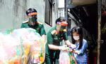 Hội viên Hội Phụ nữ Bộ tư lệnh TPHCM tặng đèn ông sao và quà trung thu cho một em nhỏ ở Quận 3, sáng 18/9. 