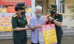 Ban Phụ nữ Quân đội trao gửi yêu thương tới người dân có hoàn cảnh khó khăn ở huyện Mê Linh, sáng 16/9. Ảnh: Nguyễn Minh
