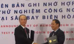Đại diện Trung tâm Công nghệ xử lý môi trường và Tập đoàn Shimizu trao biên bản hợp tác tại lễ công bố