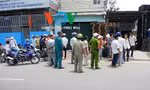 Nhiều người dân chứng kiến vụ việc. 