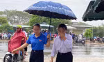 Tình nguyện áo xanh che ô, nấu ăn tiếp sức thí sinh