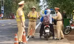 Cảnh sát giao thông Kon Tum tặng hàng nghìn chai nước cho người dân, du khách 