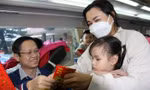 Chuyến xe nghĩa tình đưa công nhân khó khăn về quê ăn Tết