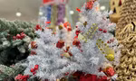 Nhiều người chọn mua đồ trang trí Noel 'made in Việt Nam'