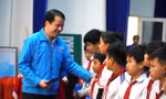 Bí thư T.Ư Đoàn thăm, tặng quà thanh niên công nhân vùng biên Kon Tum