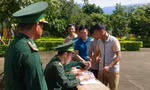 Người dân vùng biên Kon Tum giao nộp súng tự chế