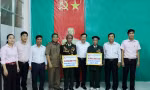 Tổng Giám đốc Dương Quyết Thắng và Lãnh đạo UBND huyện Tây Giang thăm hỏi Anh hùng lực lượng vũ trang nhân dân Cơ Lâu Nâm và Arất Blư Ảnh: Đình Hiệp - Tuấn Ngọc 