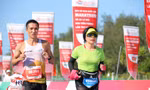 Chị Cao Nguyệt Hằng trên đường về đích tại Tiền Phong Marathon ở Lý Sơn ảnh: NHƯ Ý 