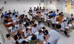 Hình ảnh hai học sinh bị đuổi ra khỏi lớp học (Ảnh cắt từ clip).