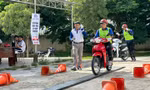 Đoàn viên thanh niên tuyên truyền luật giao thông và hướng dẫn lái xe an toàn