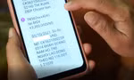 Người lao động kiểm tra tin nhắn báo nhận tiền hỗ trợ từ Quỹ Bảo hiểm thất nghiệp.