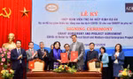 Bà Nguyễn Thị Hồng - Thống đốc Ngân hàng Nhà nước Việt Nam và ông Andrew Jeffries - Giám đốc Quốc gia ADB tại Việt Nam ký kết Hiệp định dự án