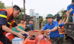  Thanh niên tình nguyện giúp người dân khắc phục hậu quả mưa lũ 
