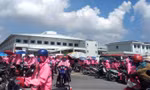 Hàng nghìn công nhân ăn cơm trưa xong đồng loạt bỏ về