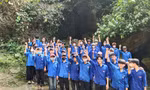 'Áo xanh' dọn rác, làm thang tre lên xuống điểm du lịch Hang Mó
