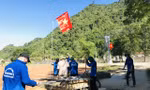 Thanh niên tình nguyện làm đường cờ, sửa chữa điện cho bà con bản làng 