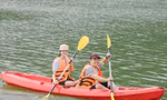 Du khách chèo kayak, đạp vịt, đốt lửa trại dịp nghỉ Tết