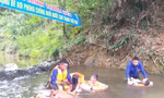 Ngăn suối làm ‘bể bơi’ cho trẻ ngày hè
