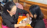 Nghe tiếng khóc, phát hiện bé sơ sinh bị bỏ rơi trong làn nhựa