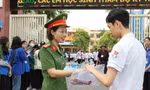 Hình ảnh đẹp chiến sĩ công an tiếp sức sĩ tử tự tin vượt vũ môn