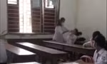 Xôn xao clip nữ sinh tát liên tiếp vào mặt bạn trong lớp học