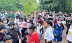 Hàng nghìn du khách về thăm quê Bác trong ngày thống nhất non sông