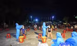 Lấy mẫu xét nghiệm cho người dân ở Nghệ An