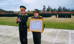 Bà Nguyễn Thị Vân, vợ Bác sỹ Đặng HữuTuệ thay mặt chồng nhận Quyết định truy tặng của Chủ tịch nước