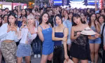 Nhóm Hàn Quốc nhảy 'See tình', nói cảm ơn bằng tiếng Việt